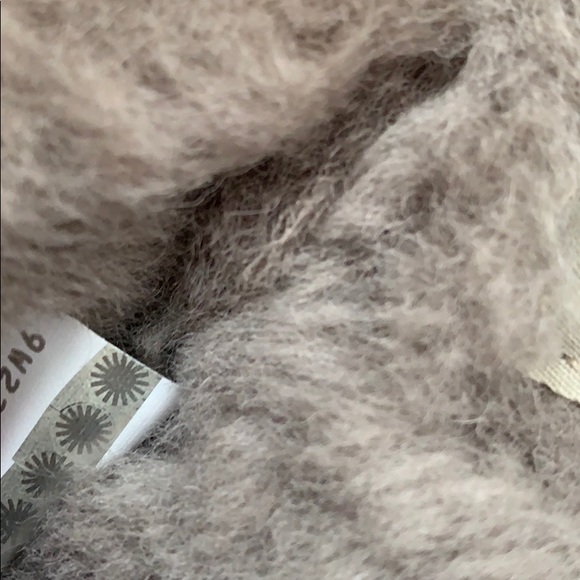 Authentic UGG scuffette 2 satin slippers - Picture 5 of 8